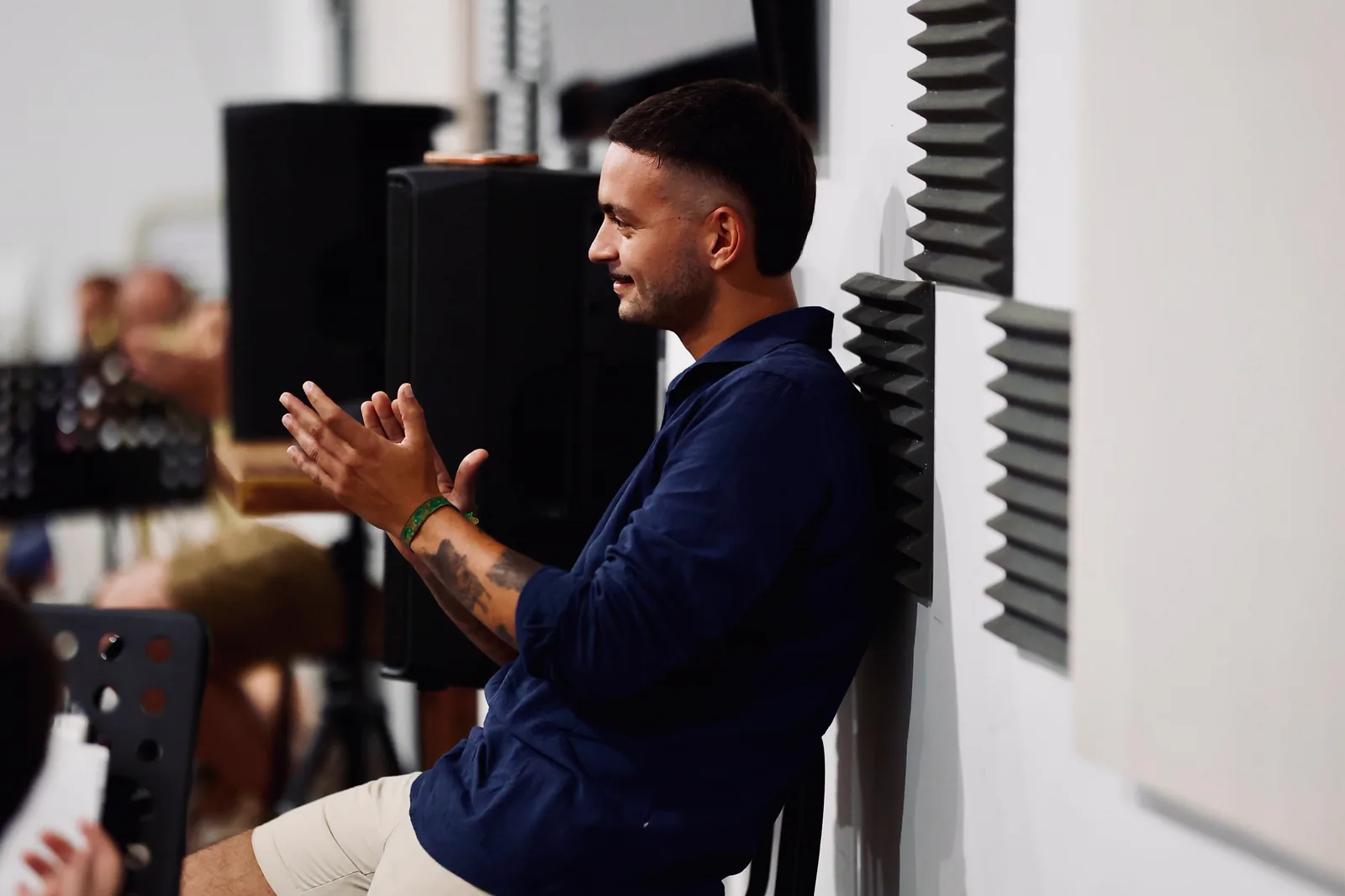 Javier Cebrero aplaude a la banda en un ensayo